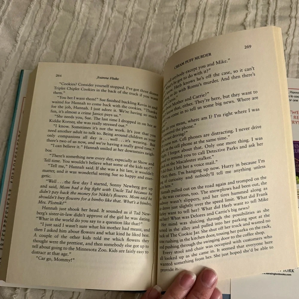 Joanne Fluke 'Cream Puff Murder' Hardcover Book - Picture 5 of 5